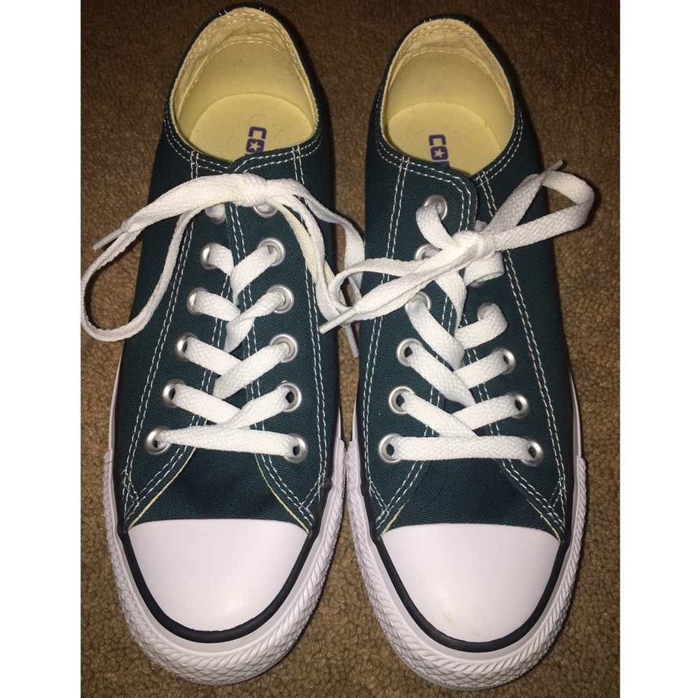 I’m selling green converse shoes never been used. - Picture 1 of 4